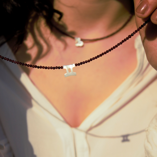 Choker con Segno Zodiacale in Madreperla e Pietre Naturali "Aurora"