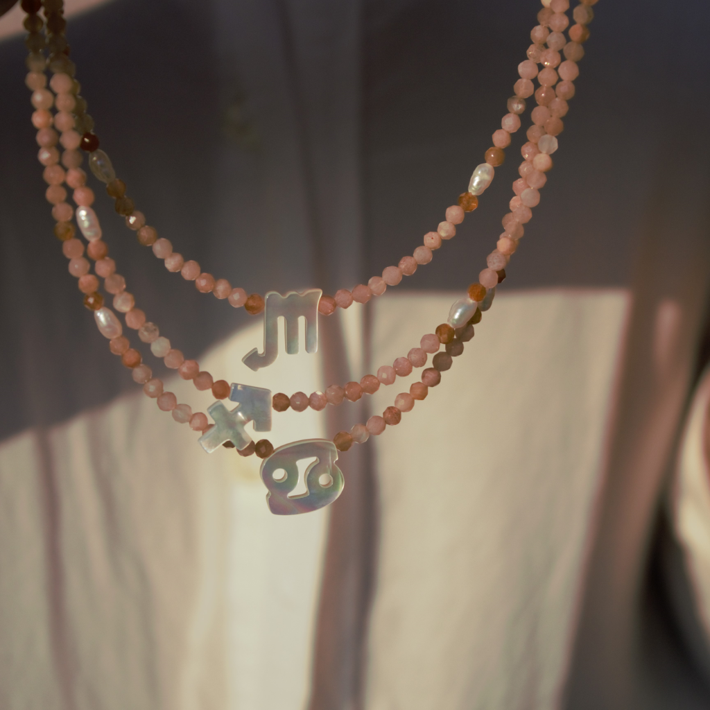 Choker con Segno Zodiacale in Madreperla e Pietre Naturali "Aurora"
