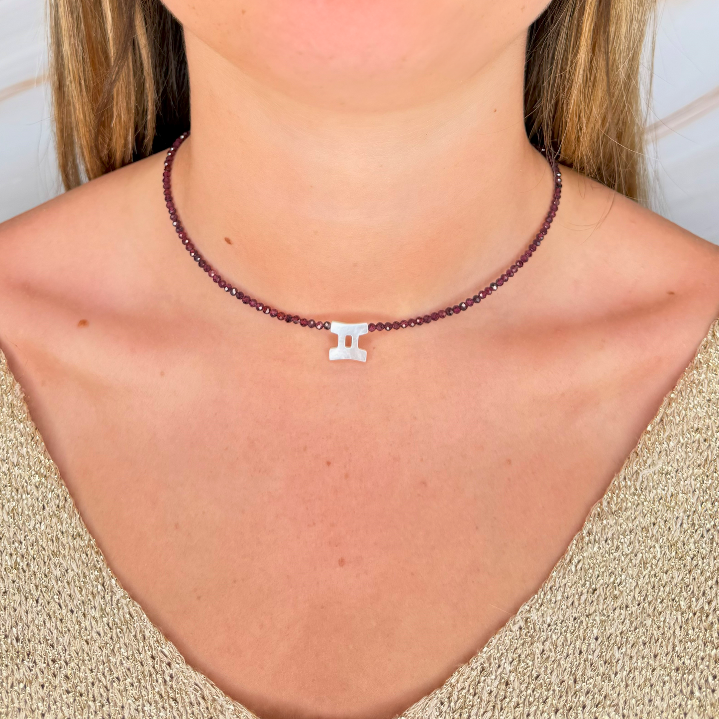 Choker con Segno Zodiacale in Madreperla e Pietre Naturali "Aurora"