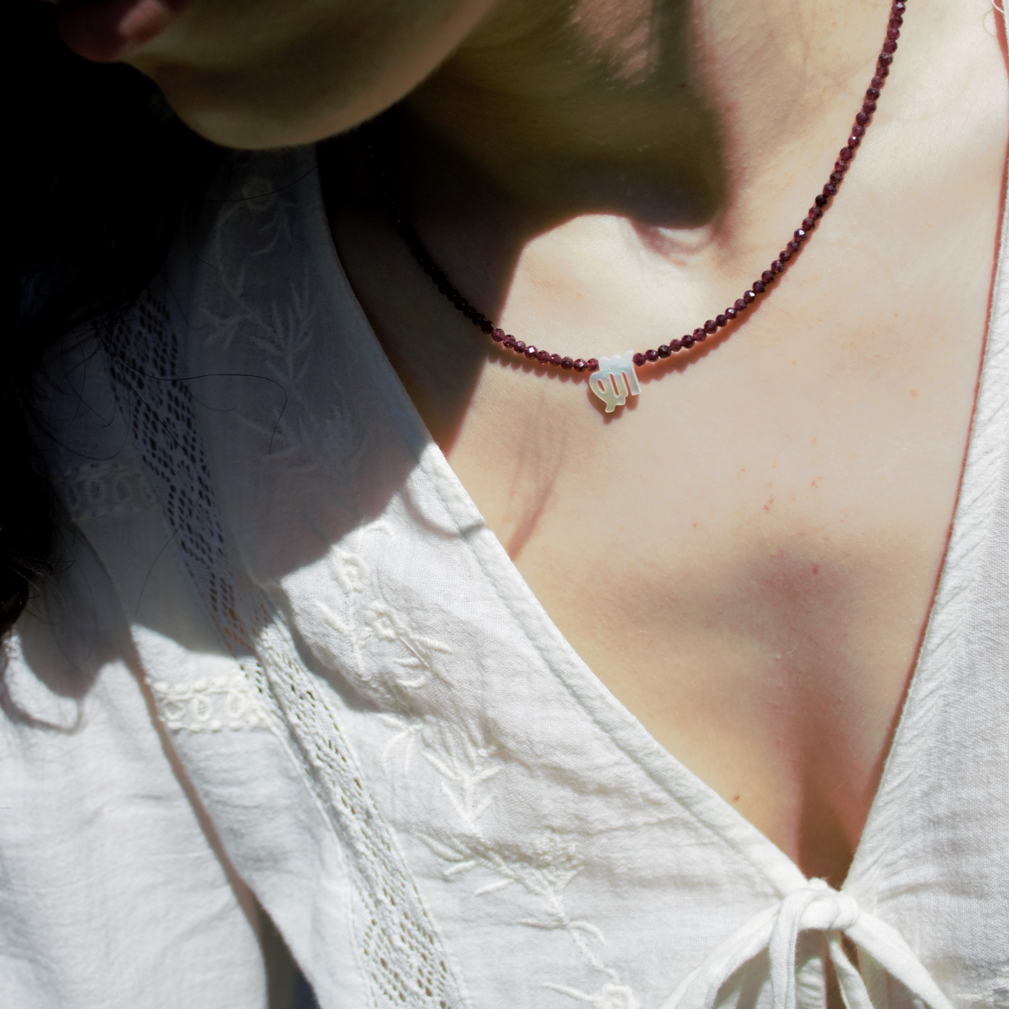 Choker con Segno Zodiacale in Madreperla e Pietre Naturali "Aurora"